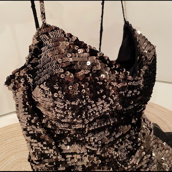 NWT (8 ) French Connection metallic gold sequin mini in sizes 2,4,6,8,10,12 - Picture 4 of 17